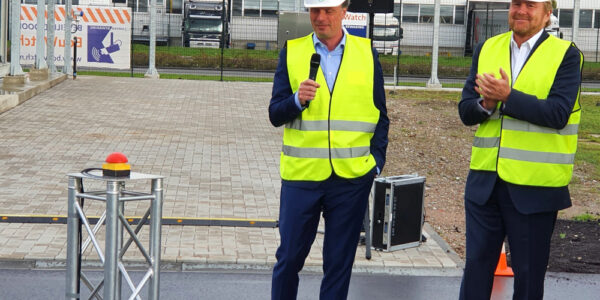 Rode Knop En Speakers Huren Voor Opening